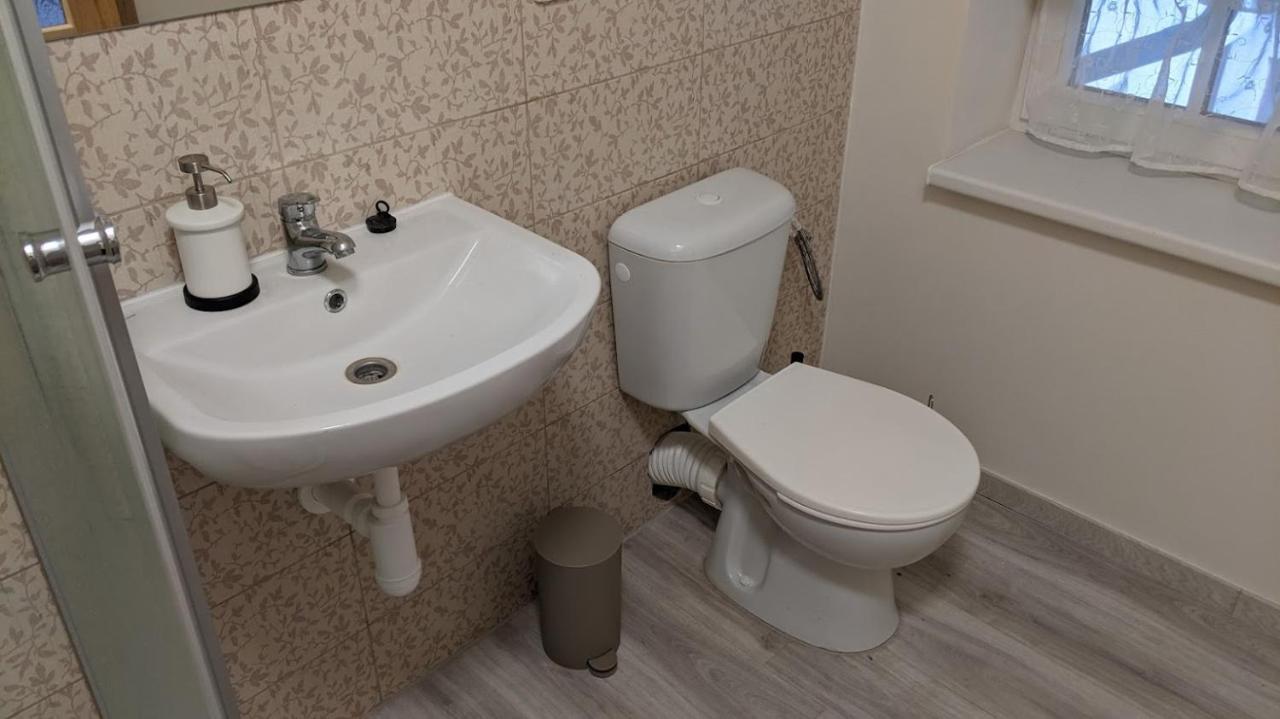 Chalupa U Rybnika Strehom Dolni Bousov Exterior photo