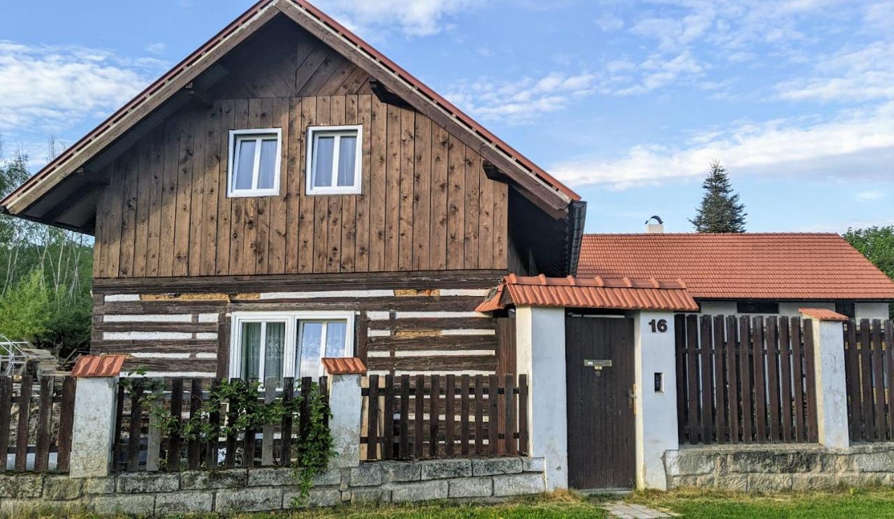 Chalupa U Rybnika Strehom Dolni Bousov Exterior photo