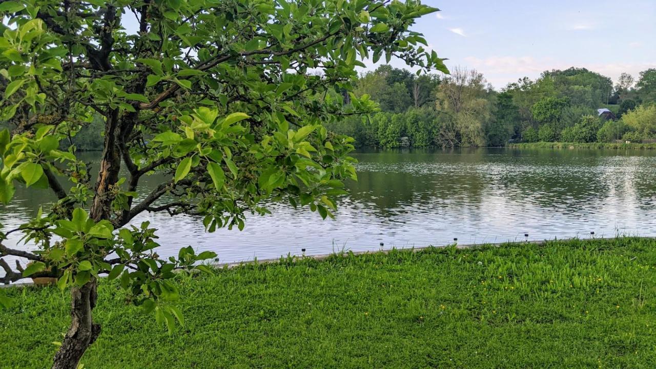 Chalupa U Rybnika Strehom Dolni Bousov Exterior photo
