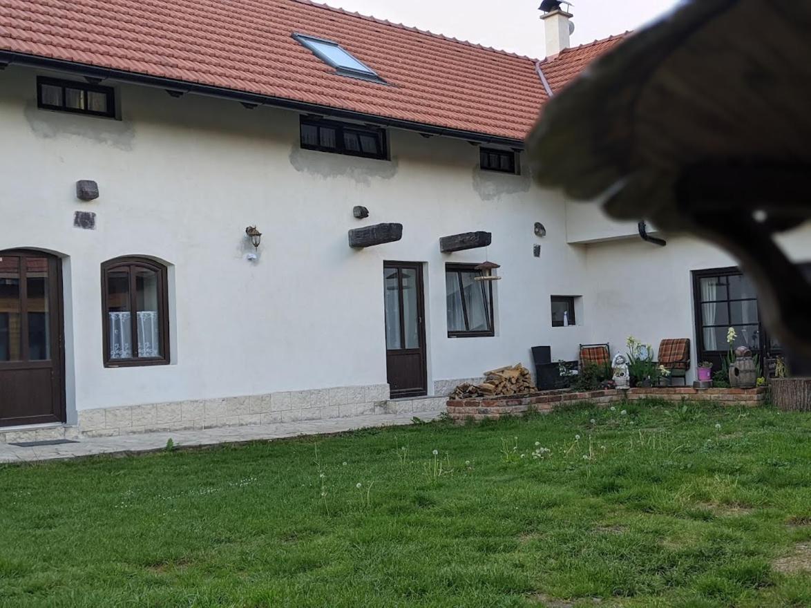 Chalupa U Rybnika Strehom Dolni Bousov Exterior photo
