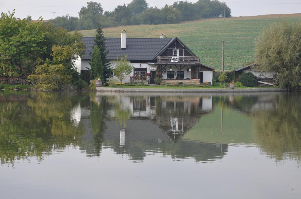 Chalupa U Rybnika Strehom Dolni Bousov Exterior photo
