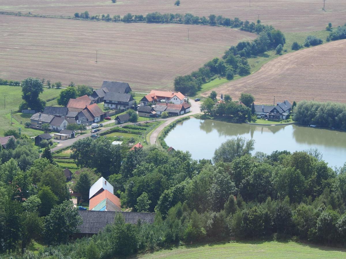 Chalupa U Rybnika Strehom Dolni Bousov Exterior photo
